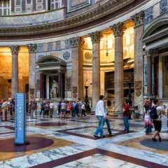 Interno del Pantheon a Roma, con turisti che ammirano la maestosa architettura e le colonne. La Piazza della Rotonda è un luogo iconico.