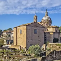 Antica Curia Julia nel Foro Romano, con la cupola di San Luca e Martina e rovine circostanti.