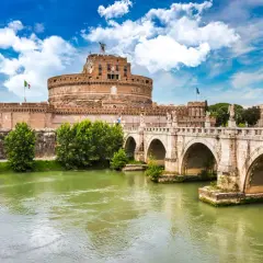 Ponte Sant'Angelo con Castel Sant'Angelo sullo sfondo, un'ottima idea per cosa vedere vicino Castel Sant'Angelo.