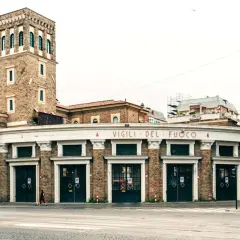 Caserma dei Vigili del Fuoco a Testaccio, Roma, con la sua caratteristica torre e le ampie porte per i mezzi.