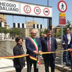 Inaugurazione del parcheggio multipiano Annibaliano, vicino alla fermata metro. Taglio del nastro con autorità e cittadini.