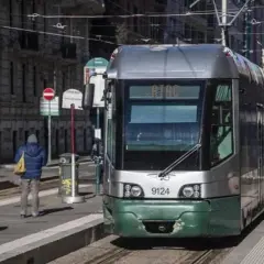 Un tram ATAC a Roma, forse in servizio come bus sostitutivi metro, attende passeggeri su un binario.