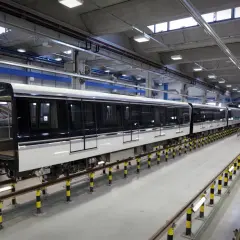 Nuovi treni per la metro di Santa Maria del Soccorso in un deposito moderno.