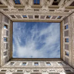 La galleria Borromini, con la sua prospettiva unica, incornicia un cielo azzurro e nuvoloso.