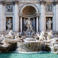 Fontana di Trevi, capolavoro barocco. L'autore, Nicola Salvi, ha creato un'opera maestosa con Nettuno al centro, circondato da cavalli marini e figure allegoriche.