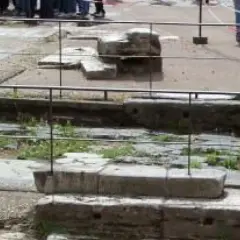 Resti archeologici nel Foro Romano, tra cui il Lapis Niger, protetti da ringhiere.