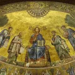 Mosaico nella basilica papale di San Paolo fuori le Mura: Cristo in trono tra apostoli e profeti, su fondo oro.
