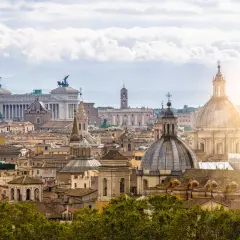 Panorama di Roma con cupole, monumenti e tetti, un vero spettacolo da vedere a Roma.