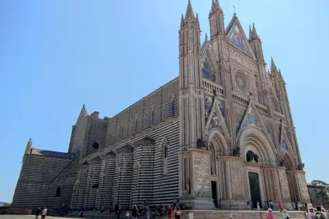 Duomo di Orvieto: un capolavoro gotico con facciata a strisce bianche e nere. Imperdibile tra le cose da vedere a Orvieto.