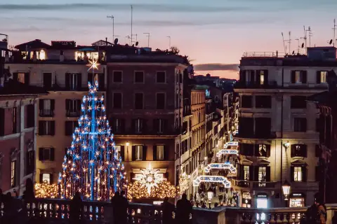 Albero di Natale blu e luci festive a Roma. Un'idea su cosa fare il 25 dicembre a Roma, tra shopping e atmosfera magica.