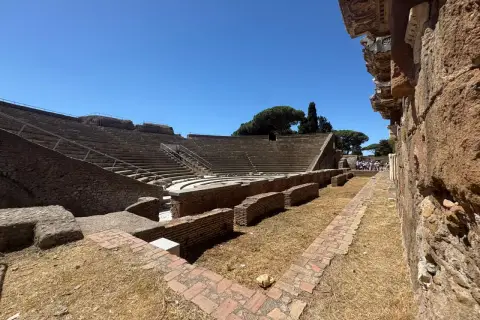 Teatro romano di Ostia Antica, un luogo imperdibile per scoprire cosa vedere a Ostia.