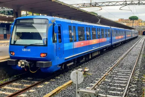 Treno Cotral blu pronto a partire. Ecco come arrivare a Ostia da Roma con i mezzi, prendendo questo treno dalla stazione.