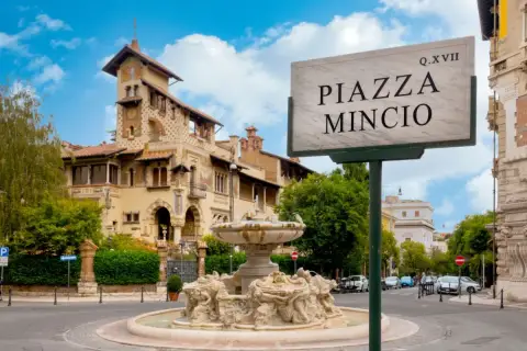 Fontana e palazzo fiabesco nel quartiere Coppedè, Roma. La targa indica Piazza Mincio.