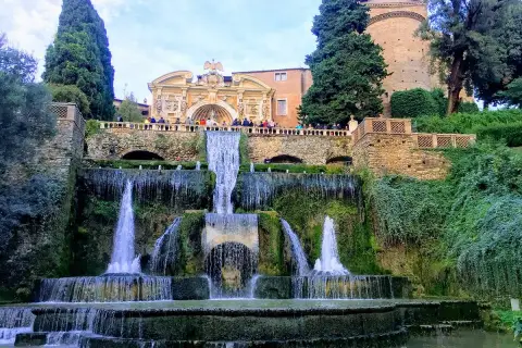 Cascate spettacolari nei giardini vicino Roma, con architettura rinascimentale e vegetazione lussureggiante.