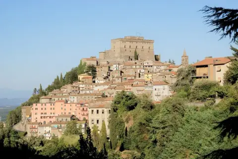Borgo medievale arroccato con castello e case colorate. Un luogo incantevole da scoprire, tra le cose da vedere vicino a San Pietro.
