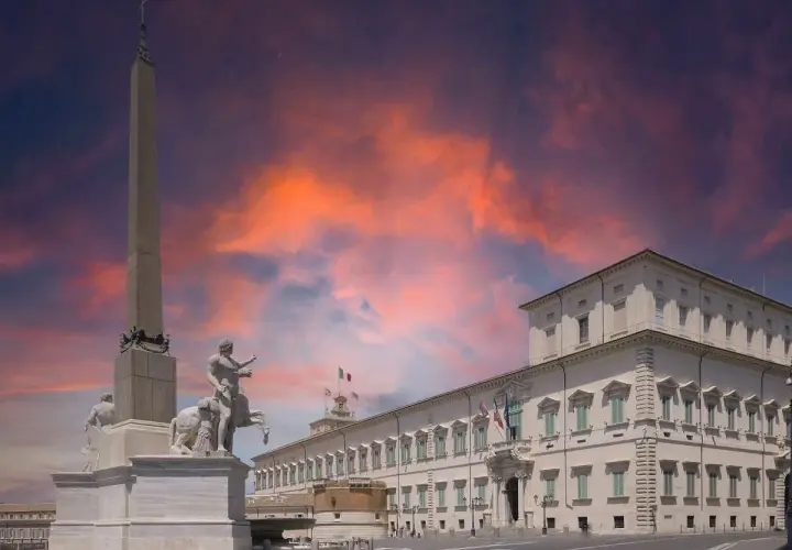 Il Quirinale, Colle Romano, con obelisco e scultura equestre sotto un cielo infuocato.