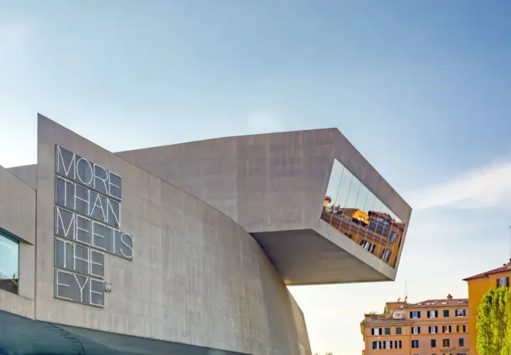 Il MAXXI, un capolavoro architettonico nel quartiere Flaminio, offre molto più di quanto l'occhio possa vedere. Scopri cosa vedere in questo quartiere!