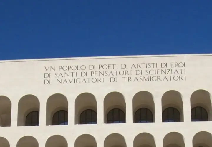 Palazzo della Civiltà Italiana, noto come "Colosseo Quadrato", con iscrizione "Un popolo di poeti, di artisti, di eroi, di santi, di pensatori, di scienziati, di navigatori, di trasmigratori".