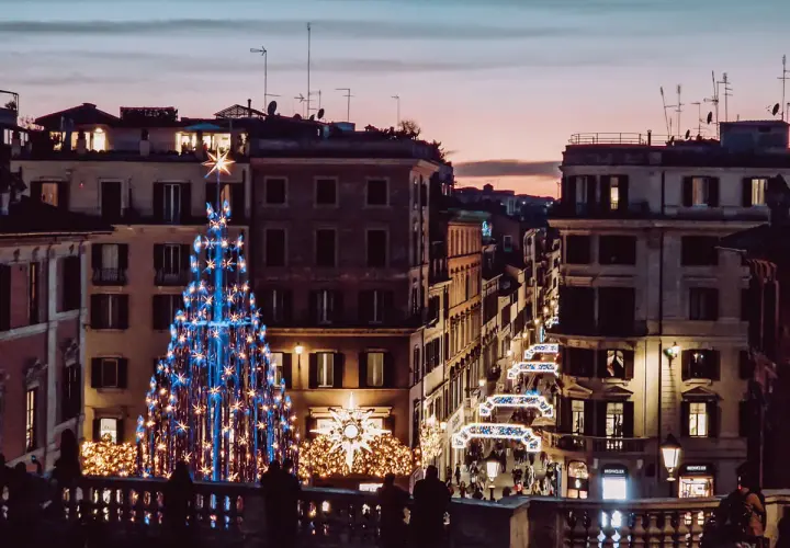 Albero di Natale blu e luci festive a Roma. Un'idea su cosa fare il 25 dicembre a Roma, tra shopping e atmosfera magica.