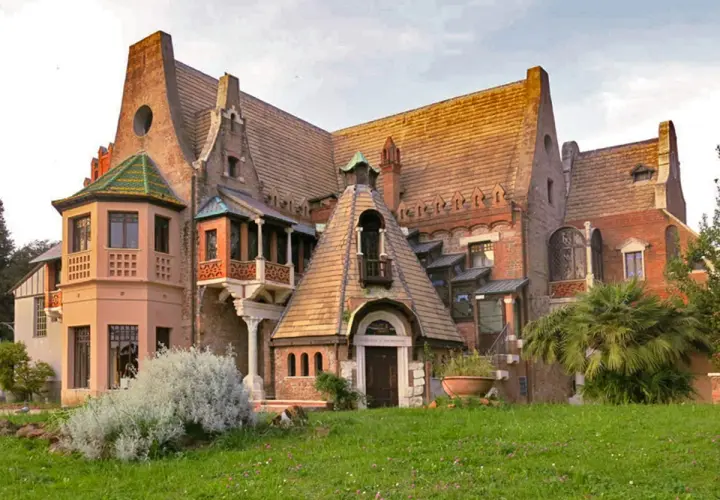 Una villa eclettica, un gioiello di **Roma da scoprire**, con tetti spioventi, torrette e un giardino lussureggiante.