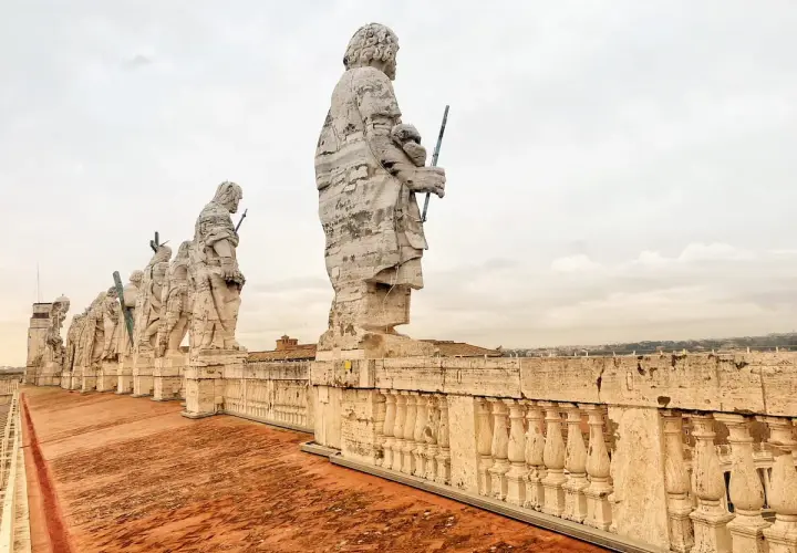 Statue di apostoli sul tetto di San Pietro, un'emozionante passeggiata da Termini a San Pietro a piedi.
