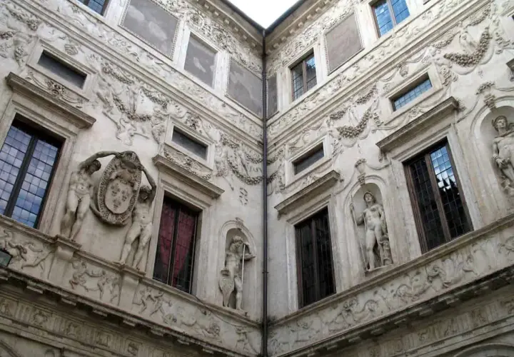La facciata di Palazzo Spada rivela un cortile con sculture classiche e decorazioni elaborate.