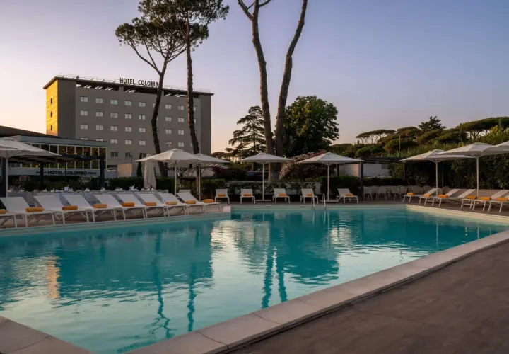 Piscina e lettini al Hotel Colombo, zona EUR Roma. Un'oasi di relax a breve distanza dal centro.