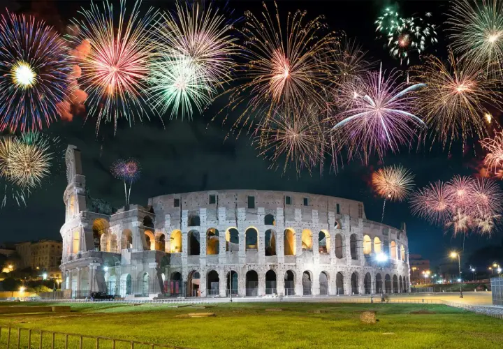 Spettacolo pirotecnico sul Colosseo per il 26 dicembre a Roma.