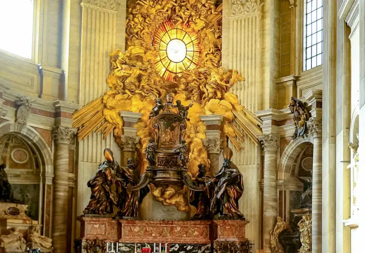 L'imponente **abside San Pietro** con la Cattedra di Bernini, un tripudio dorato di angeli e raggi di luce che culminano in un rosone.