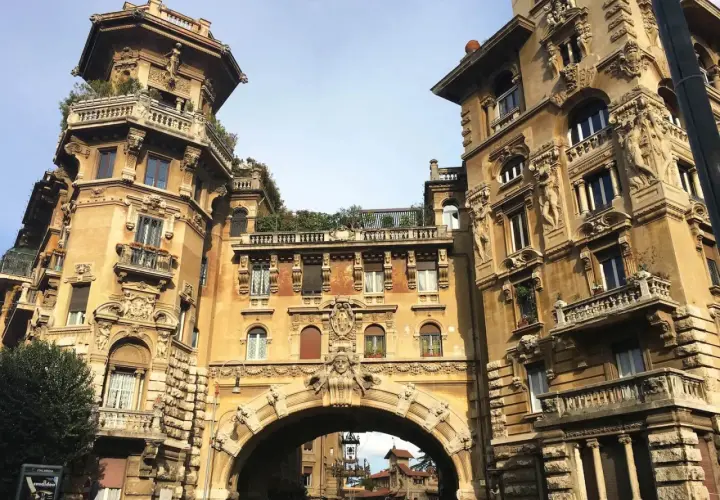 Palazzo Degli Ambasciatori, un gioiello del quartiere Trieste a Roma. Cosa vedere? Questo edificio liberty con il suo arco imponente è un'opera d'arte.