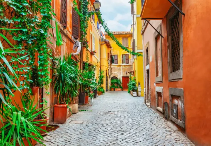 Un vicolo fiorito a Trastevere, Roma. Un angolo pittoresco per scoprire cosa vedere in questo quartiere storico.