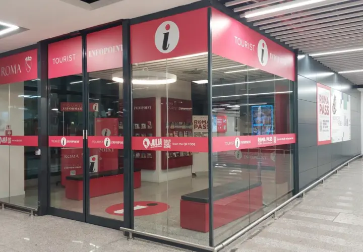 Infopoint turistico a Roma, un punto di riferimento per i visitatori.