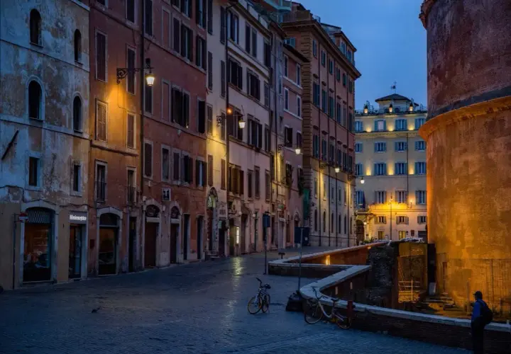 Serata romana, ideale per scoprire cosa vedere a Roma in 3 giorni a piedi. Edifici storici illuminati, vicoli acciottolati e un'atmosfera magica.