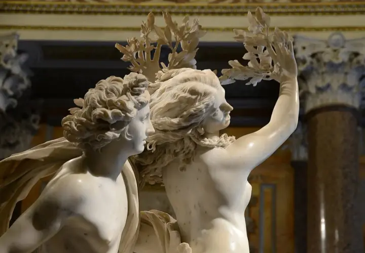 Marmo scolpito nella Galleria Borghese, Roma: due figure mitologiche con ghirlande di foglie.