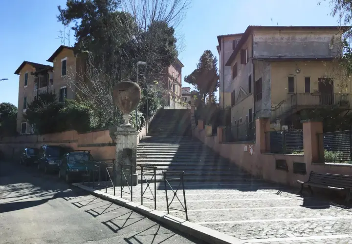 La **scala degli innamorati a Garbatella**, con le sue case color pastello e l'antica urna, invita a una passeggiata romantica.