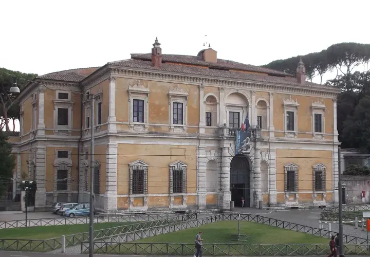 Villa Giulia, sede del Museo Etrusco, con la sua facciata gialla e le finestre decorate.