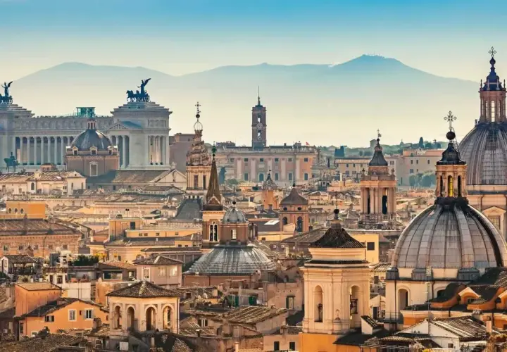 Panoramica di Roma con cupole, campanili e il Vittoriano. Un luogo magico dove vedere Roma.