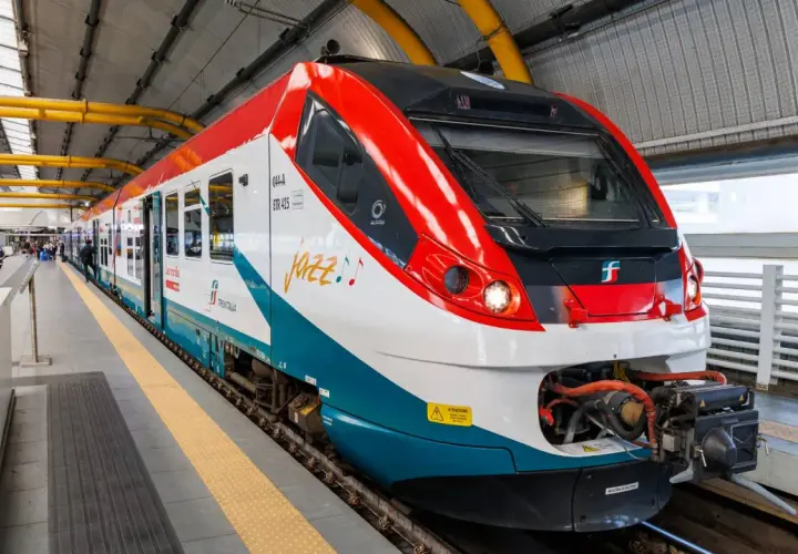 Treno Jazz di Trenitalia in una delle stazioni a Roma, pronto a partire.