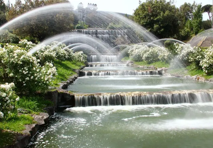 Cascata monumentale con rose bianche, un'opera che evoca la grandezza del quartiere EUR Mussolini.