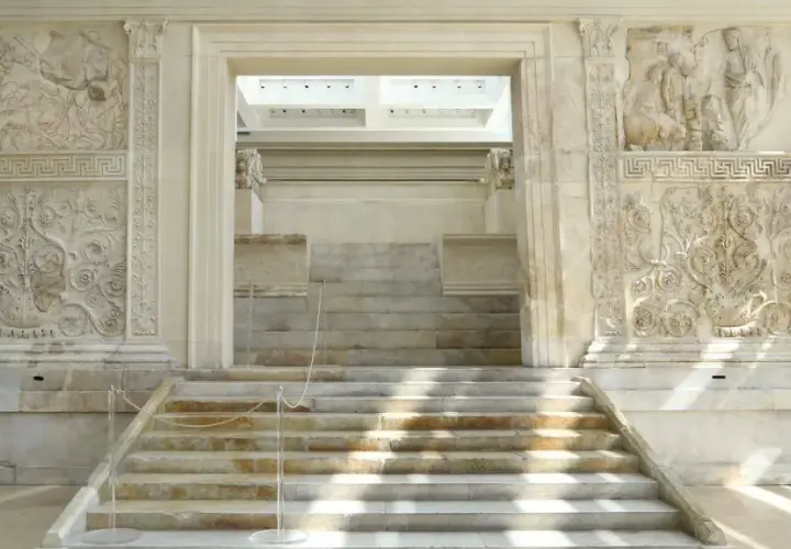 L'Ara Pacis Meier, con le sue scalinate e rilievi antichi, invita a un viaggio nel tempo.
