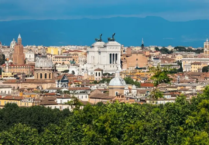 Panorama di Roma con il Vittoriano e cupole, ideale per scoprire cosa vedere in un giorno.