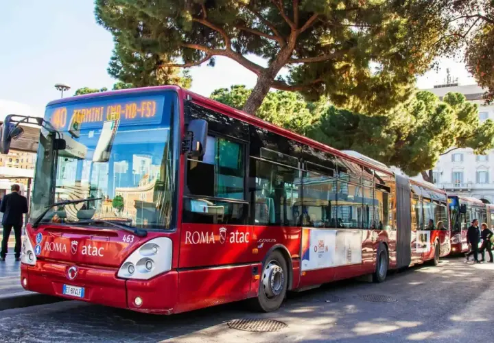 Autobus rosso ATAC linea 40, direzione Termini, fermo vicino a Piazza Navona.
