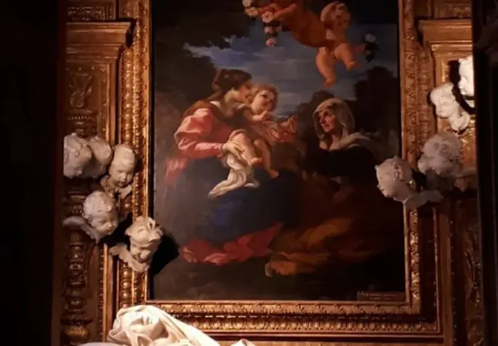 Dipinto di Santa Ludovica Albertoni con putti e sculture che emergono dalla cornice dorata.