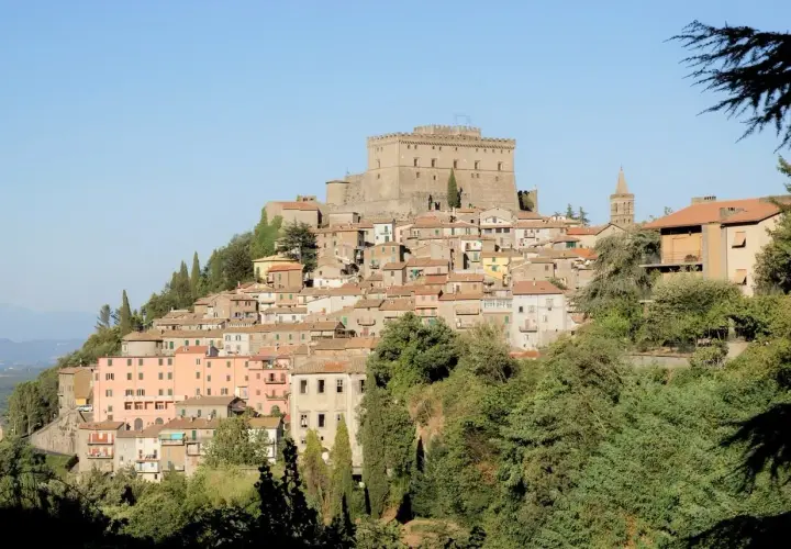 Borgo medievale arroccato con castello e case colorate. Un luogo incantevole da scoprire, tra le cose da vedere vicino a San Pietro.