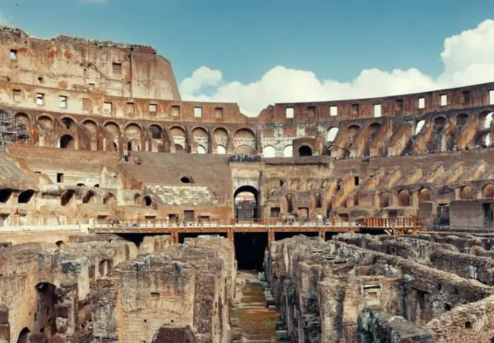 Interno del Colosseo, con le rovine che suggeriscono la grande distanza tra il Circo Massimo e questo anfiteatro.