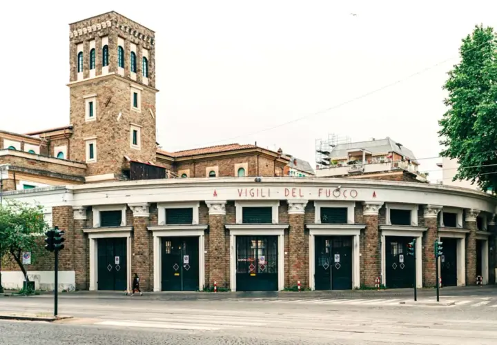Caserma dei Vigili del Fuoco a Testaccio, Roma, con la sua caratteristica torre e le ampie porte per i mezzi.