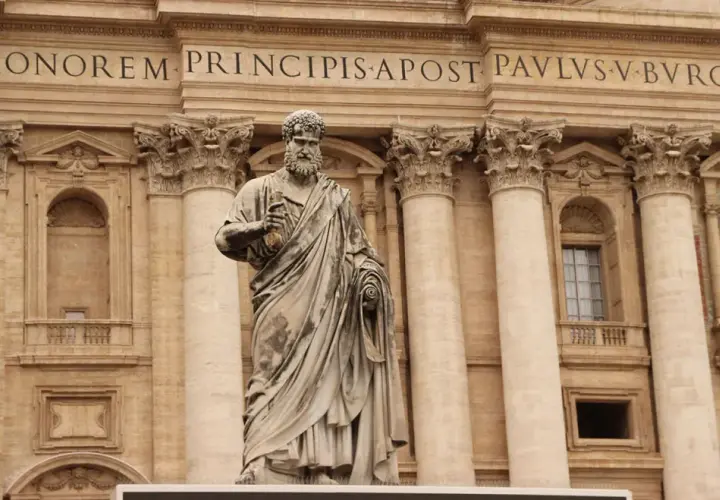 Statua di San Pietro davanti alla Basilica. La scritta "IN HONOREM PRINCIPIS APOST PAVLSV-BVRGHESIVS" celebra i santi Pietro e Paolo.