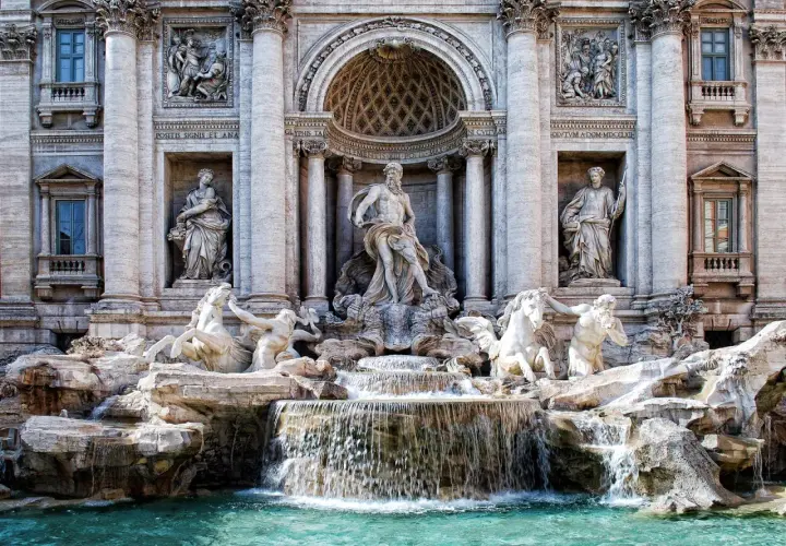 Fontana di Trevi, capolavoro barocco. L'autore, Nicola Salvi, ha creato un'opera maestosa con Nettuno al centro, circondato da cavalli marini e figure allegoriche.