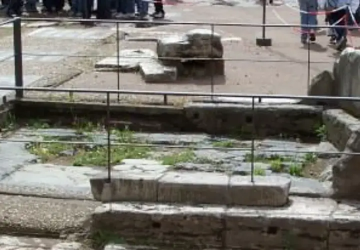 Resti archeologici nel Foro Romano, tra cui il Lapis Niger, protetti da ringhiere.