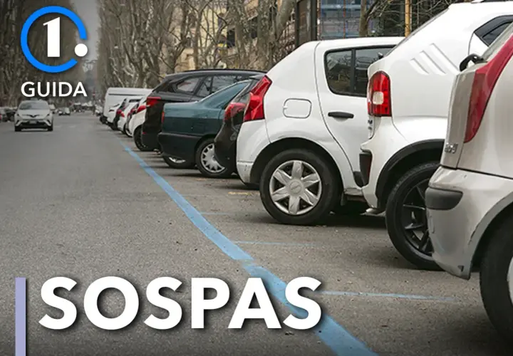 Parcheggi scambiatori Roma: una fila di auto parcheggiate lungo la strada, con la scritta "SOSPAS" in primo piano.